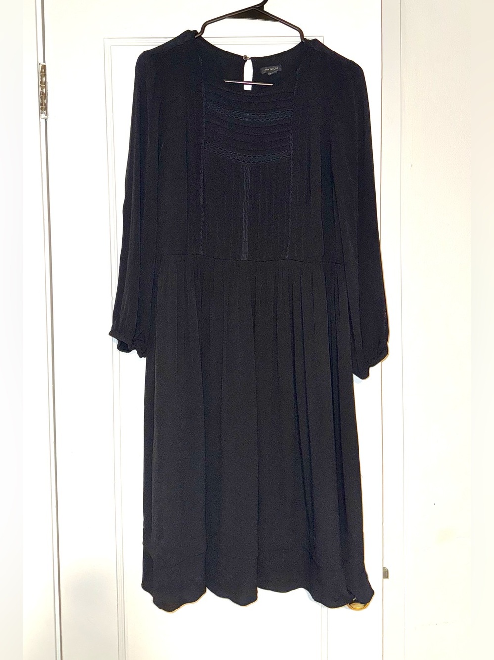 Ann Taylor Black Dress 3/4 length sleeve Crochet Detailing size 6